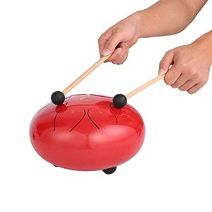Tocando con mazos un minihandpan rojo