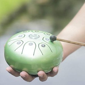 Tocando el mini Steel Tongue Drum Verde con mazo
