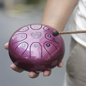 tocando con mazo un mini tongue drum barato de la marca MMBAT