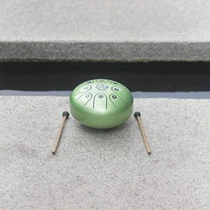 mini Steel Tongue Drum Verde con mazos en la calle